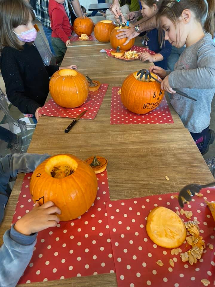 Preparativi per Halloween e raccolta di castagne per famiglie