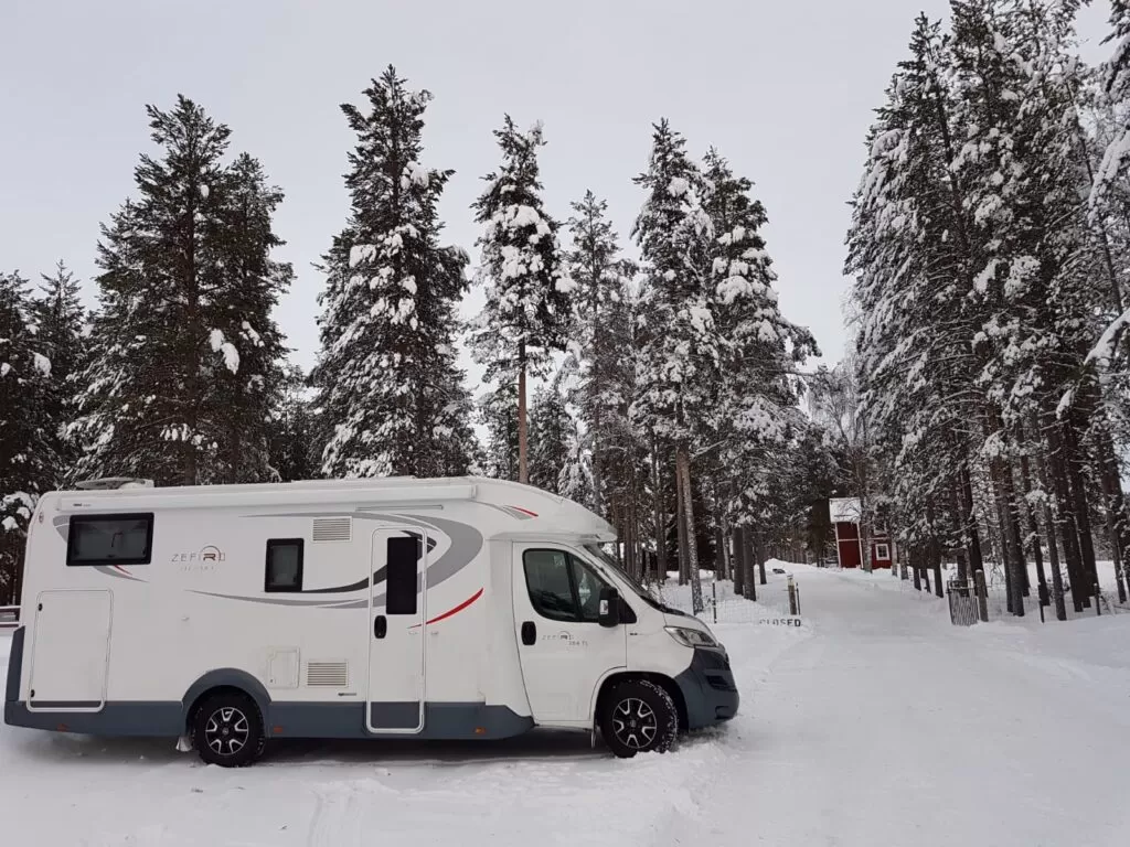 Lapponia in camper in inverno oltre il circolo polare artico a Rovaniemi
