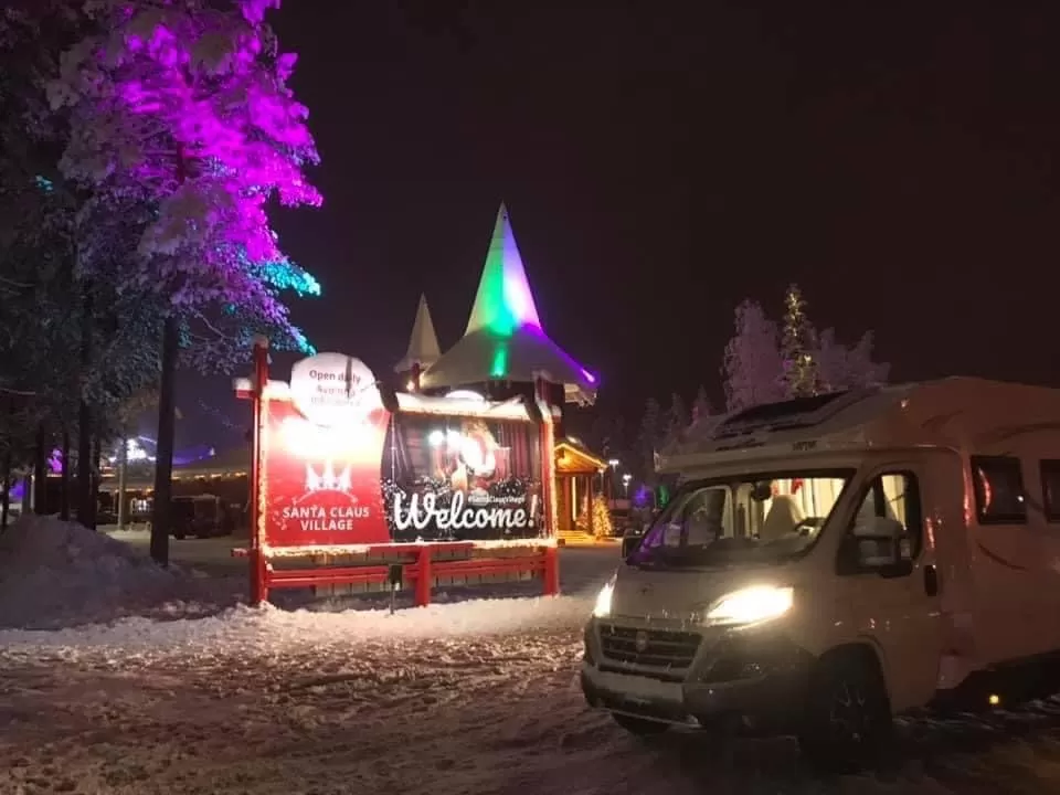 Lapponia in camper in inverno oltre il circolo polare artico a Rovaniemi