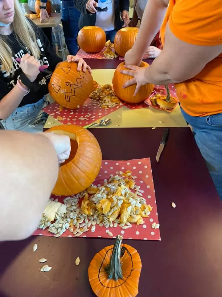 Preparativi per Halloween e raccolta di castagne per famiglie