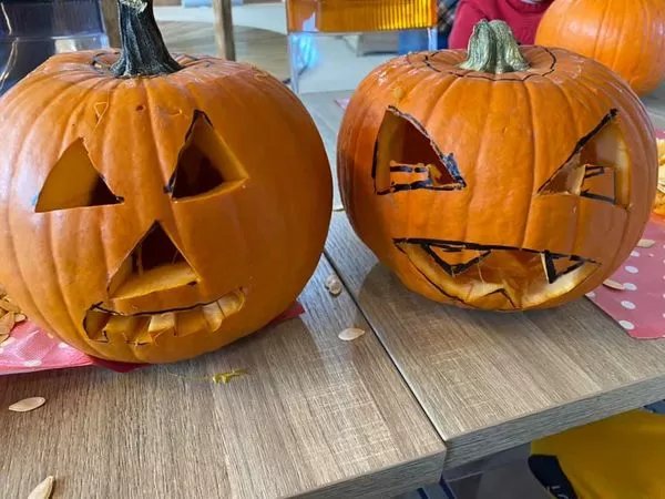 Preparativi per Halloween e raccolta di castagne per famiglie