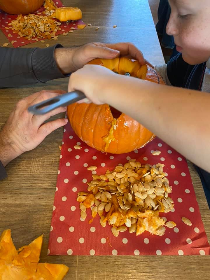 Preparativi per Halloween e raccolta di castagne per famiglie