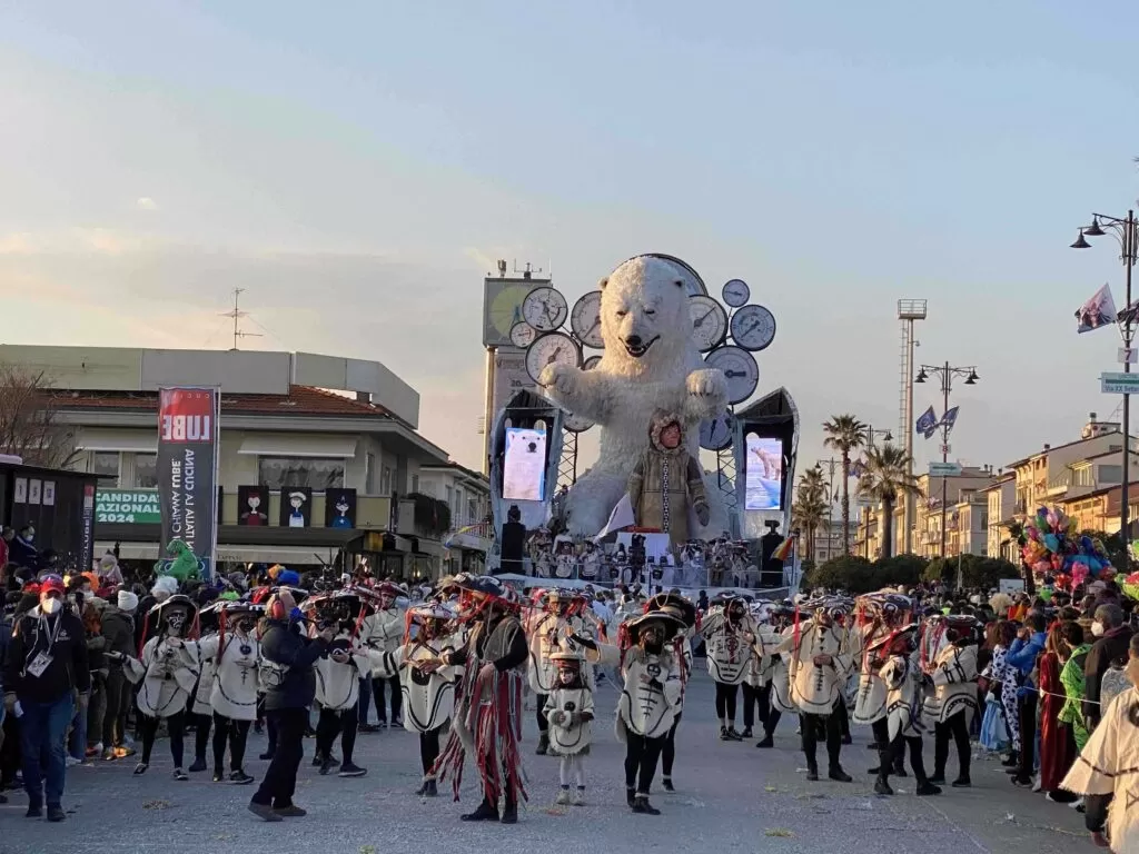 Carnevale di Viareggio e laboratorio di carta pesta