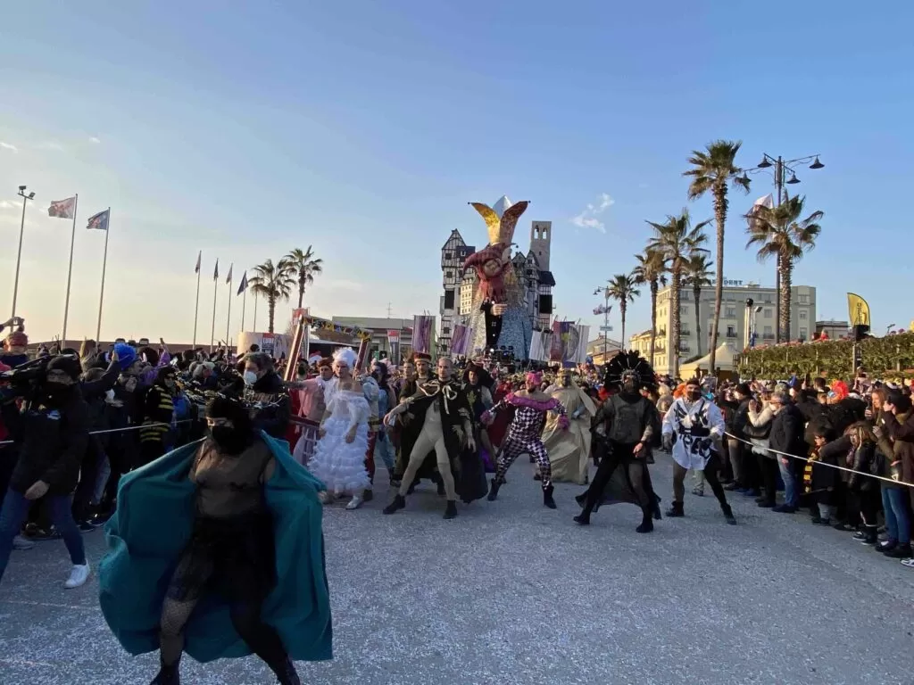 Carnevale di Viareggio e laboratorio di carta pesta