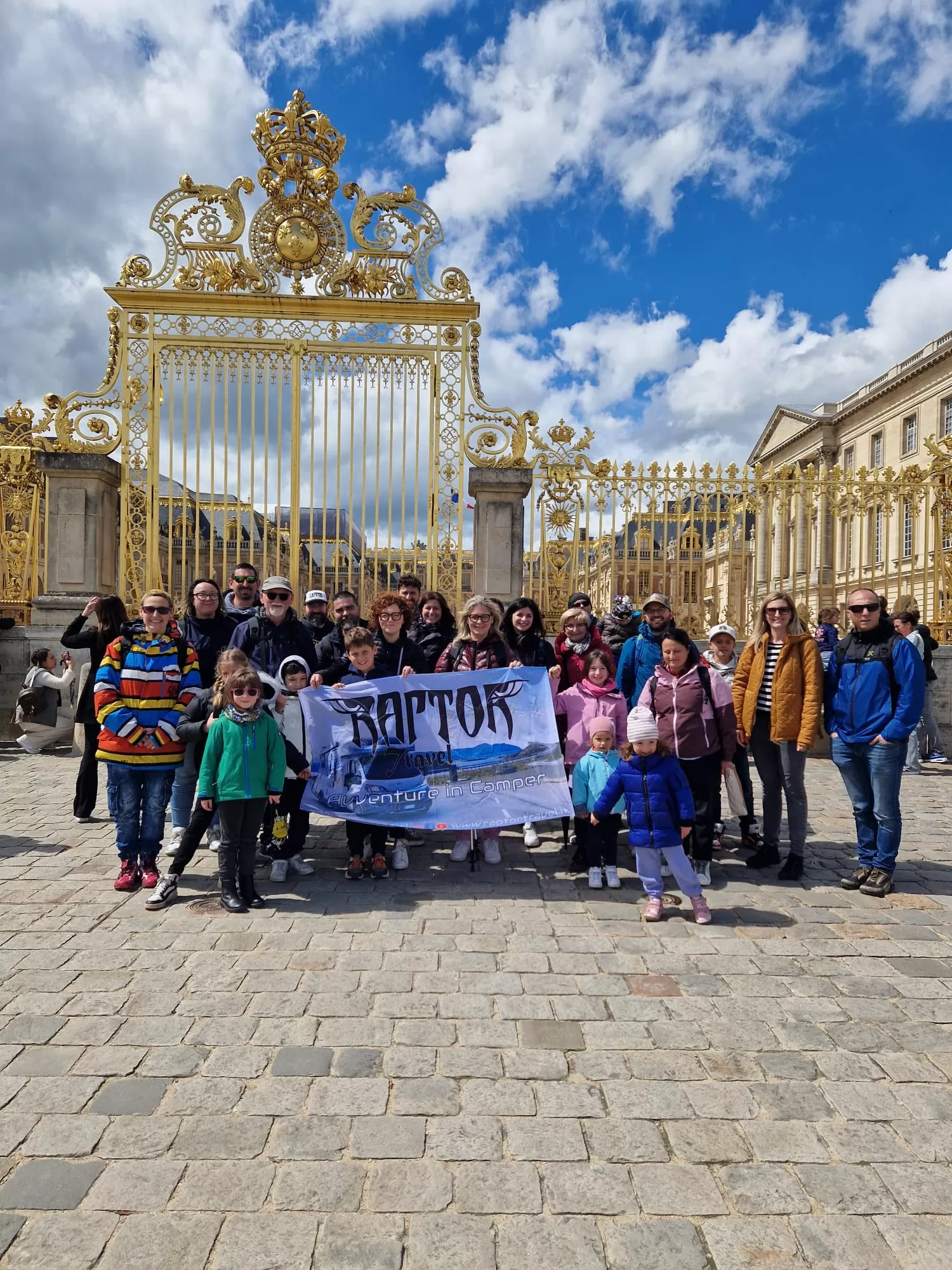 Tour in camper del ponte Aprile 2024 Disneyland con Parigi e Versailles - Napoli, costiera Amalfitana,Vesuvio e Pompei