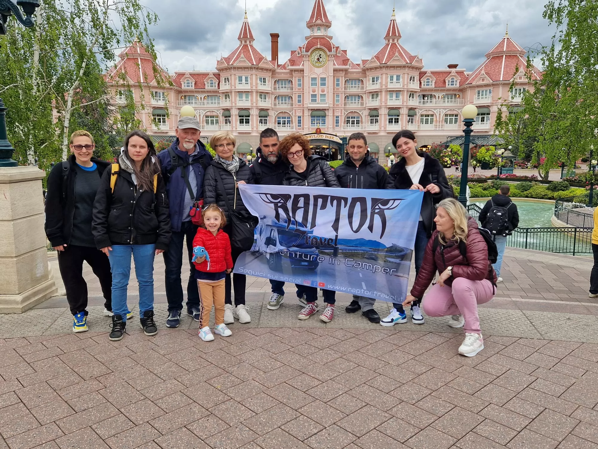 Tour in camper del ponte Aprile 2024 Disneyland con Parigi e Versailles - Napoli, costiera Amalfitana,Vesuvio e Pompei