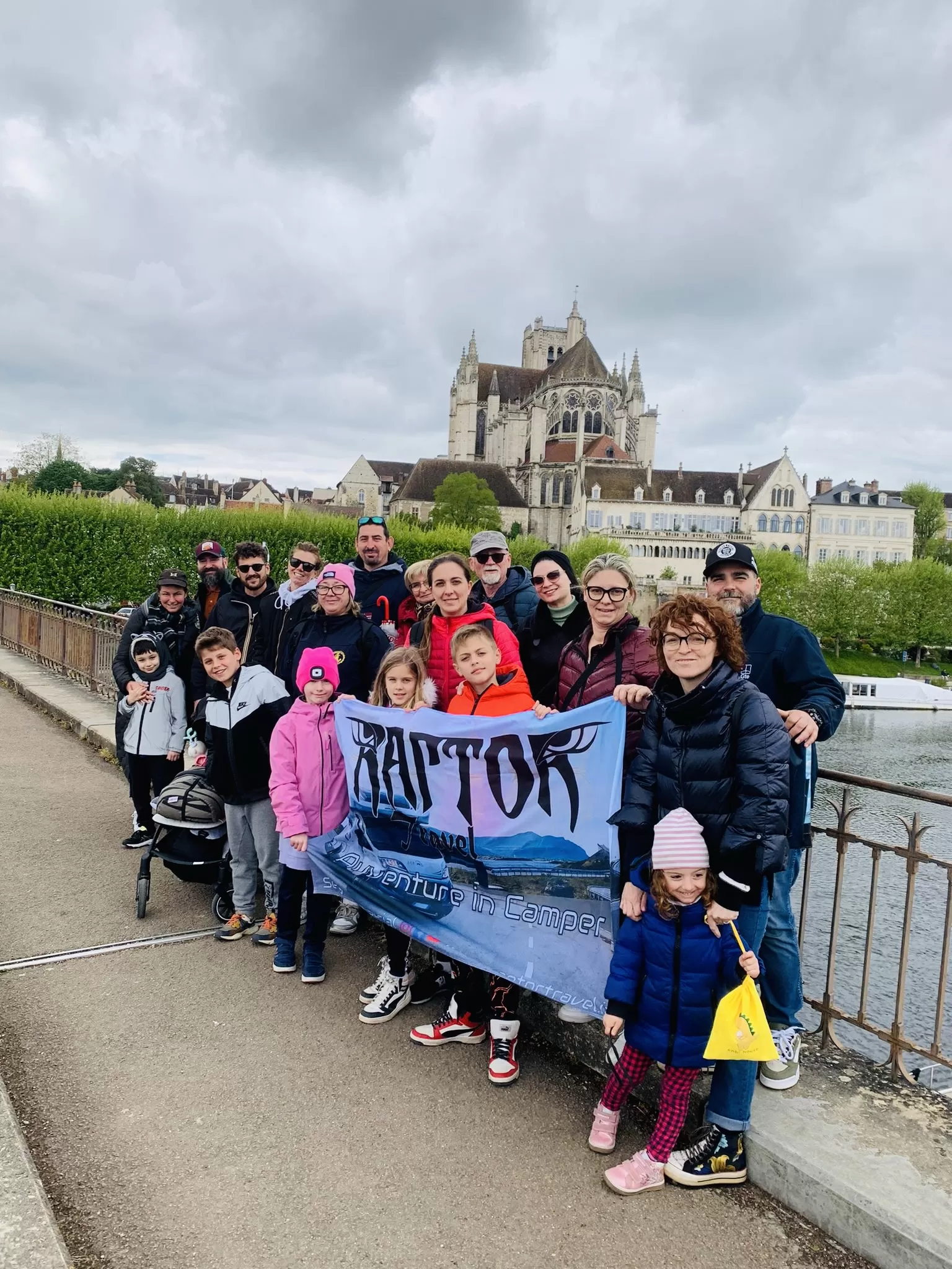 Tour in camper del ponte Aprile 2024 Disneyland con Parigi e Versailles - Napoli, costiera Amalfitana,Vesuvio e Pompei