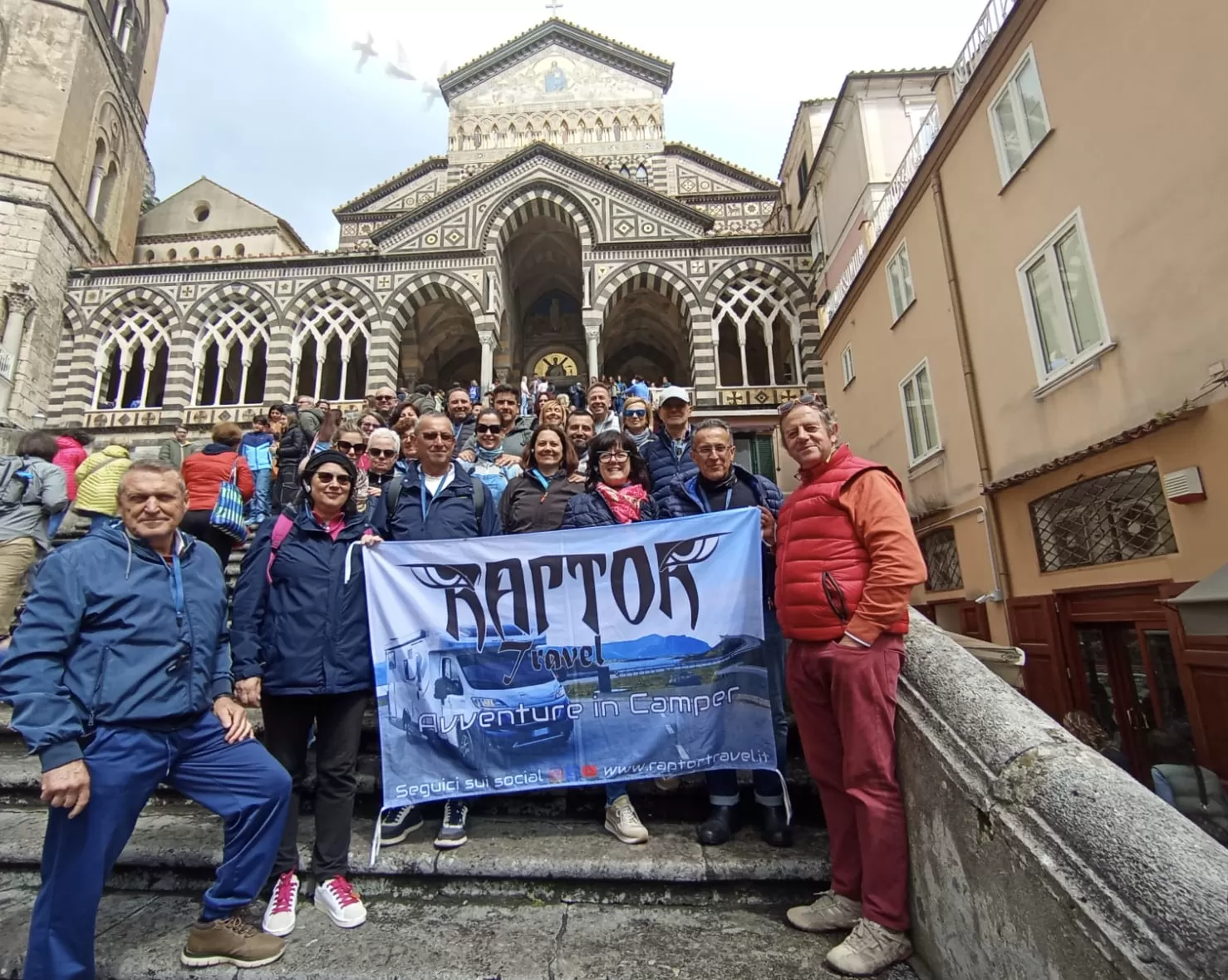 Tour in camper del ponte Aprile 2024 Disneyland con Parigi e Versailles - Napoli, costiera Amalfitana,Vesuvio e Pompei